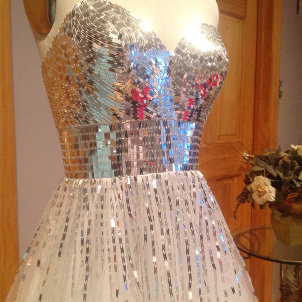 Dress - Picture 4 of 4